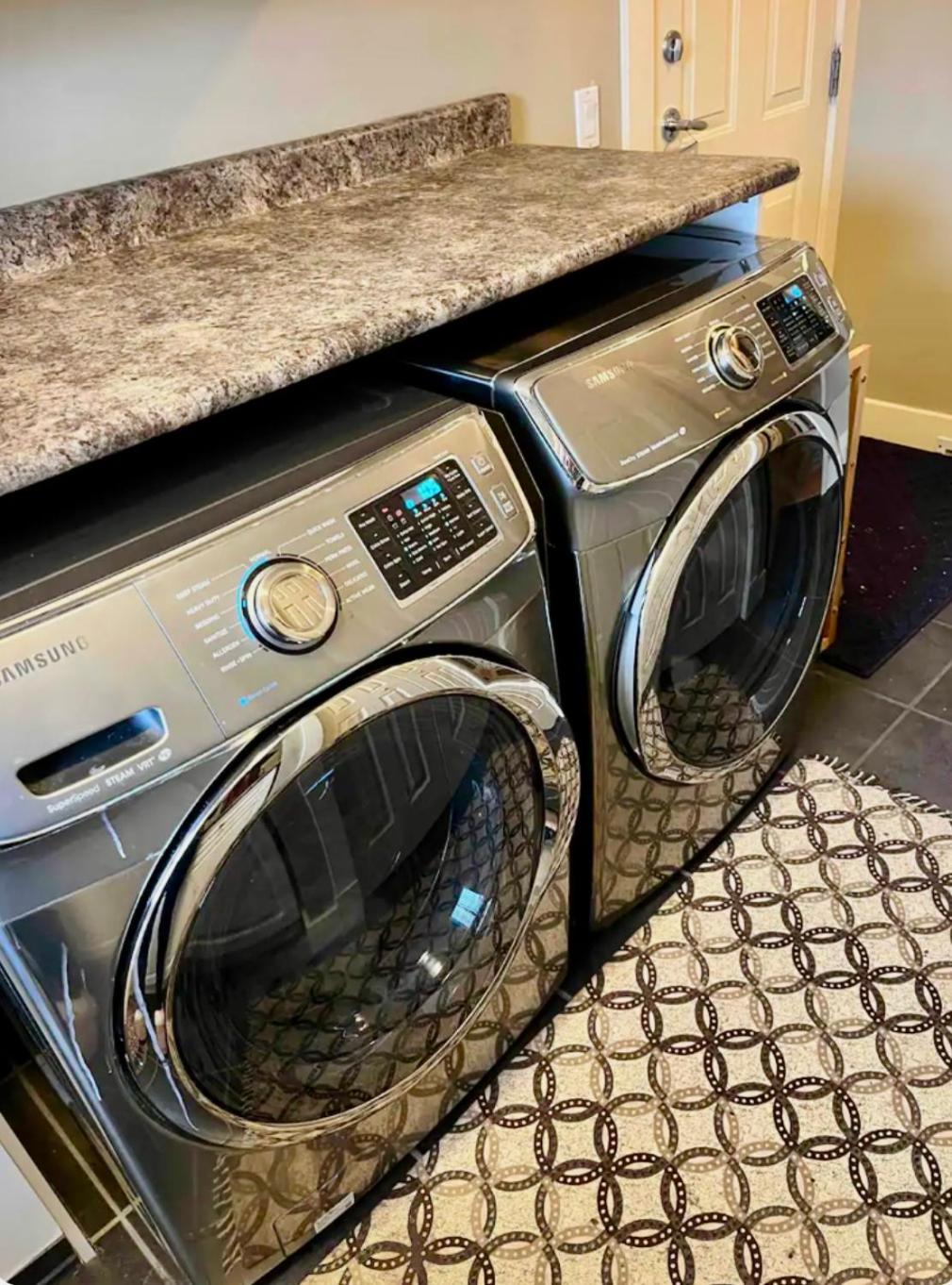 Spacious & Comfortable, Private Queen Room & Bath in West Cloverdale