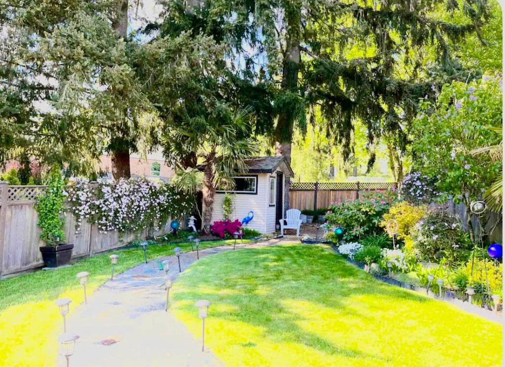 Spacious & Comfortable, Private Queen Room & Bath in West Cloverdale
