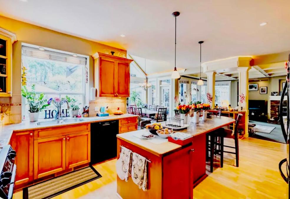 Spacious & Comfortable, Private Queen Room & Bath in West Cloverdale