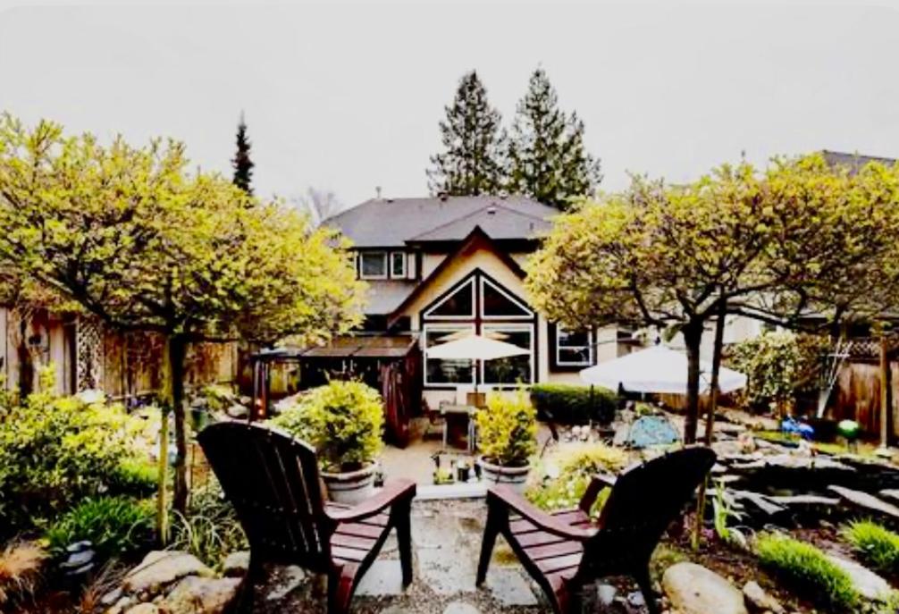 Spacious & Comfortable, Private Queen Room & Bath in West Cloverdale