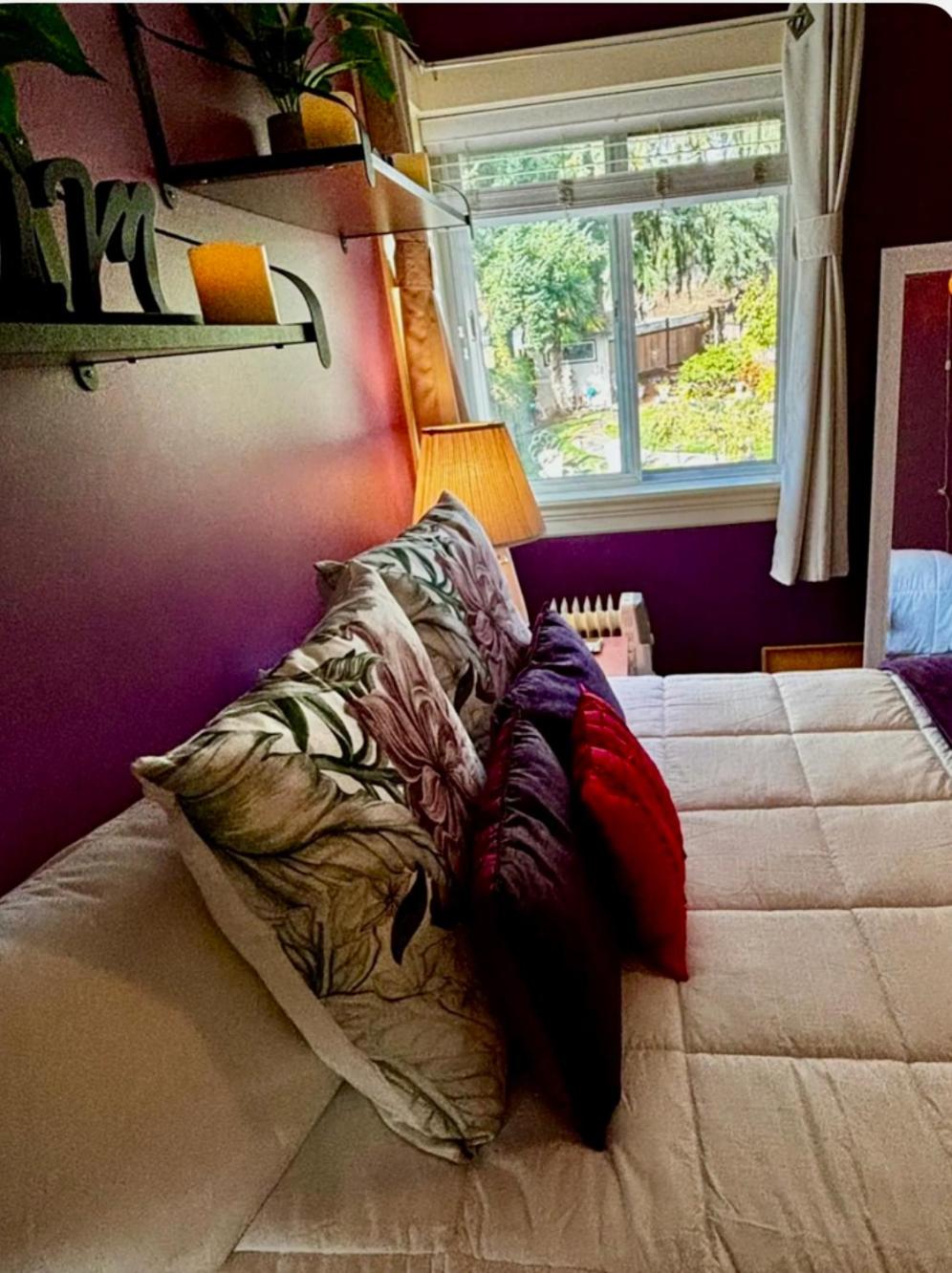 Spacious & Comfortable, Private Queen Room & Bath in West Cloverdale