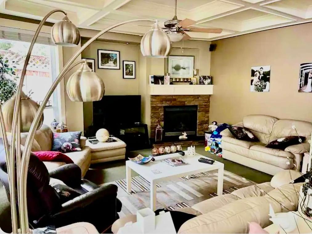 Spacious & Comfortable, Private Queen Room & Bath in West Cloverdale