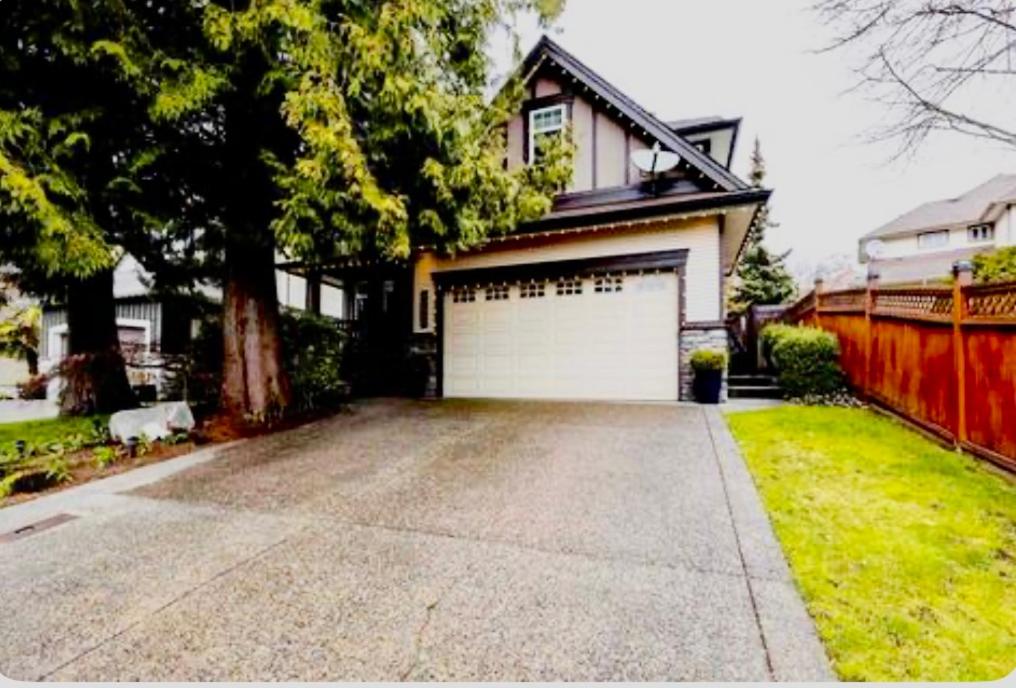Spacious & Comfortable, Private Queen Room & Bath in West Cloverdale