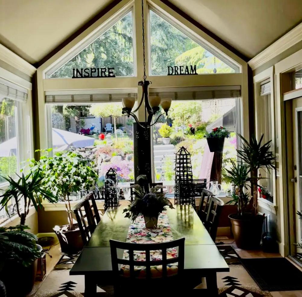 Spacious & Comfortable, Private Queen Room & Bath in West Cloverdale
