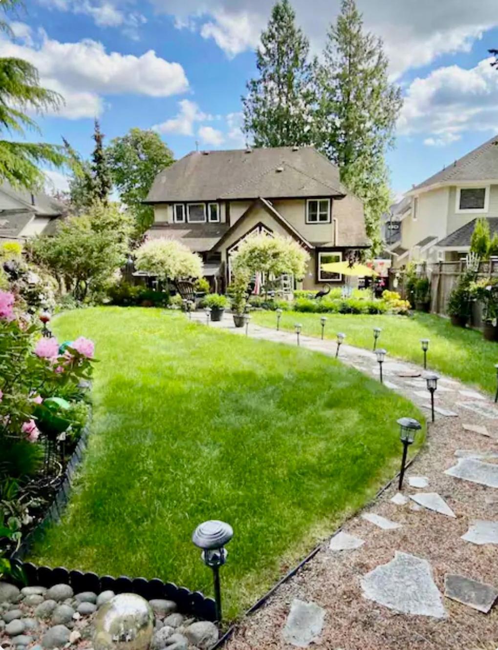 Spacious & Comfortable, Private Queen Room & Bath in West Cloverdale