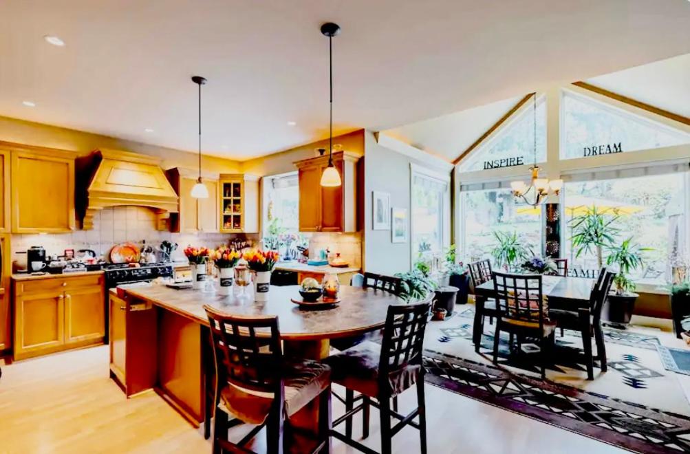 Spacious & Comfortable, Private Queen Room & Bath in West Cloverdale