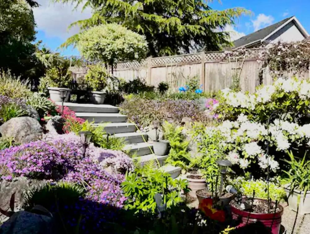 Spacious & Comfortable, Private Queen Room & Bath in West Cloverdale