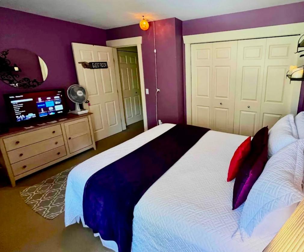 Spacious & Comfortable, Private Queen Room & Bath in West Cloverdale