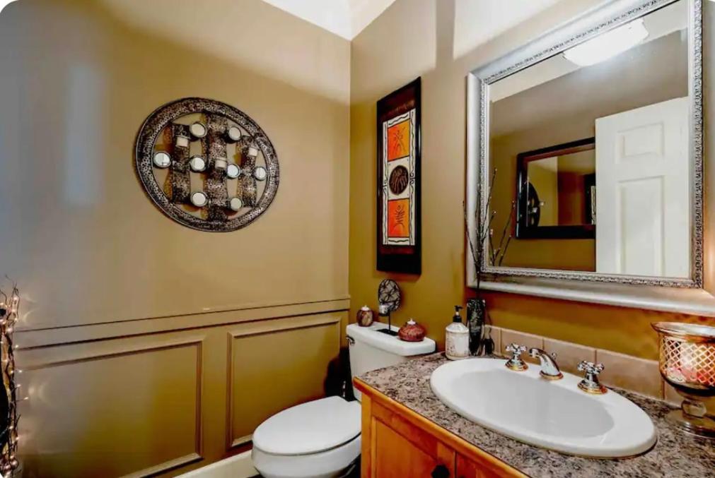Spacious & Comfortable, Private Queen Room & Bath in West Cloverdale