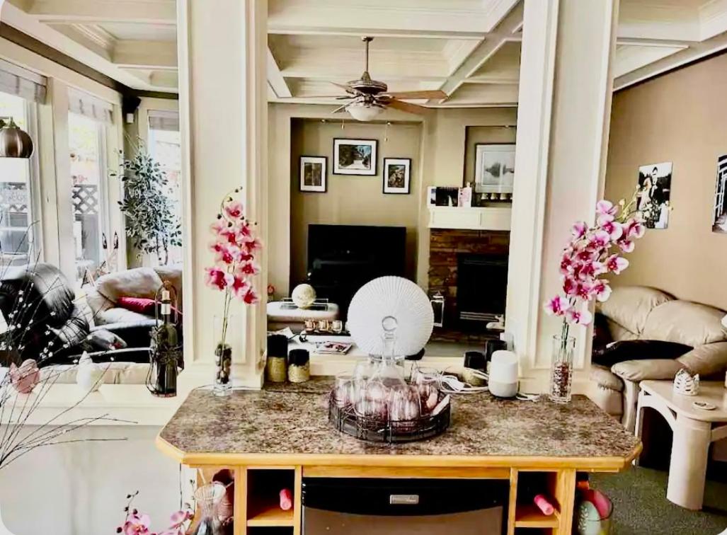 Spacious & Comfortable, Private Queen Room & Bath in West Cloverdale