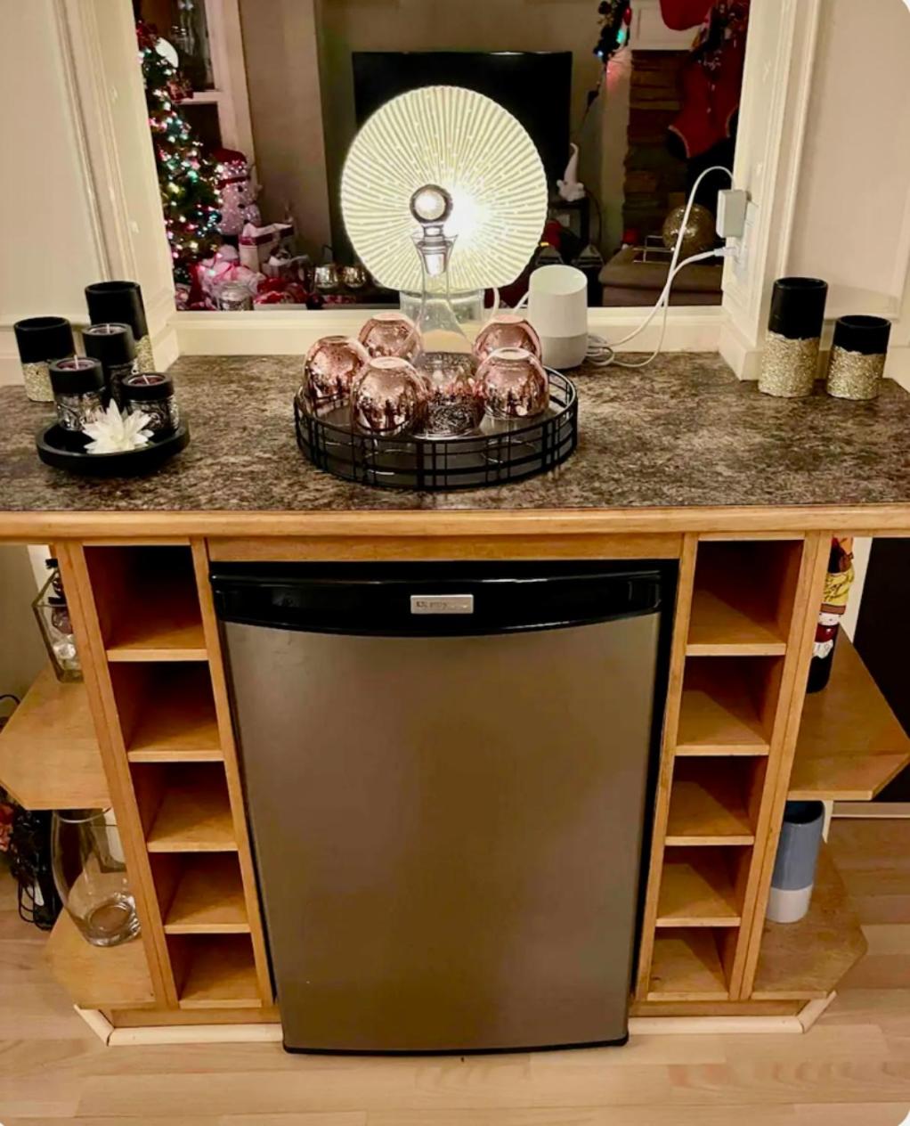 Spacious & Comfortable, Private Queen Room & Bath in West Cloverdale