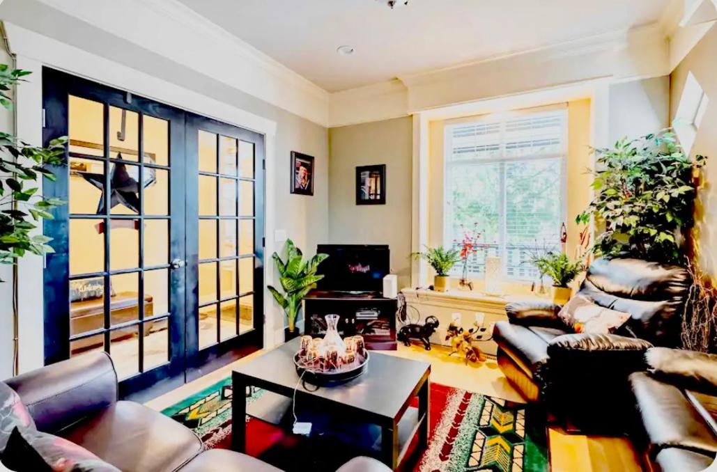 Spacious & Comfortable, Private Queen Room & Bath in West Cloverdale