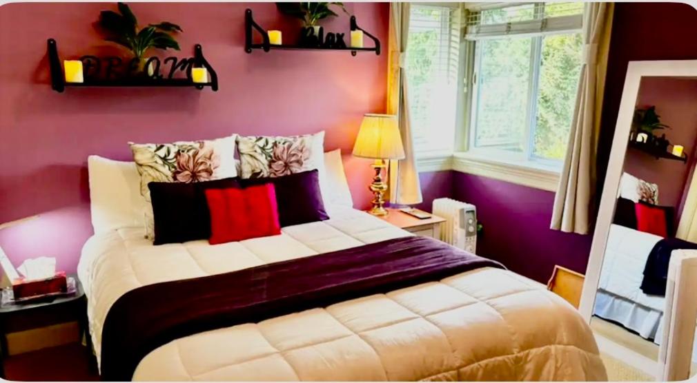 Spacious & Comfortable, Private Queen Room & Bath in West Cloverdale