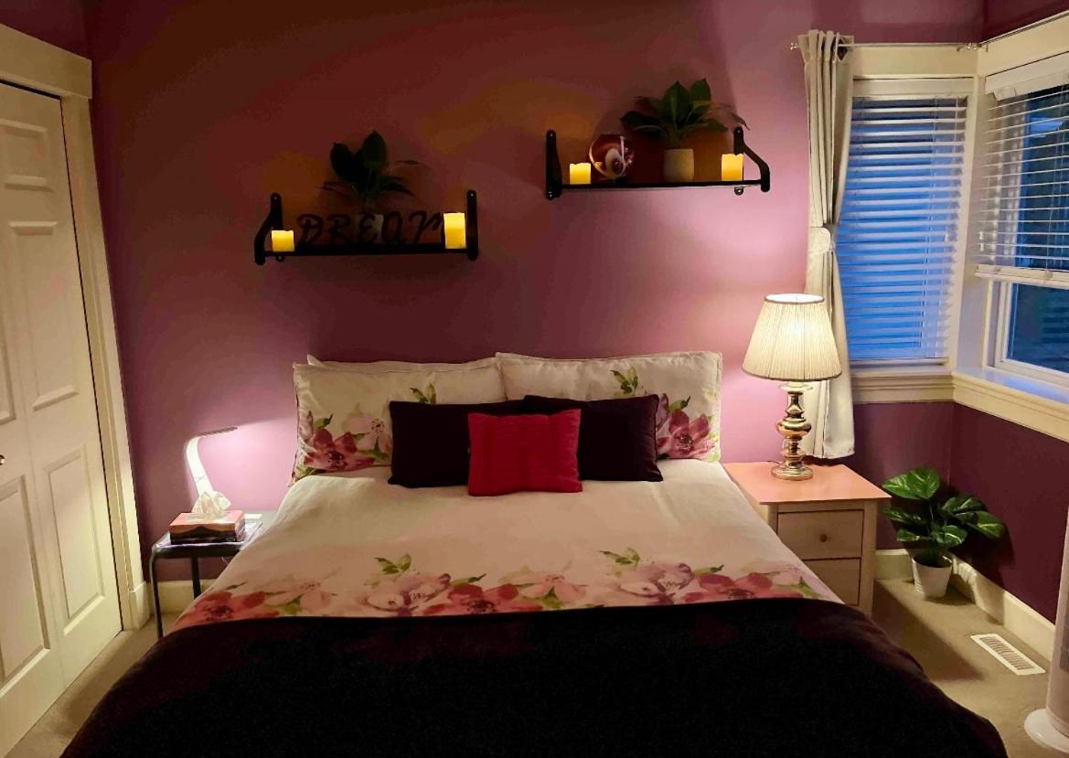 Spacious & Comfortable, Private Queen Room & Bath in West Cloverdale