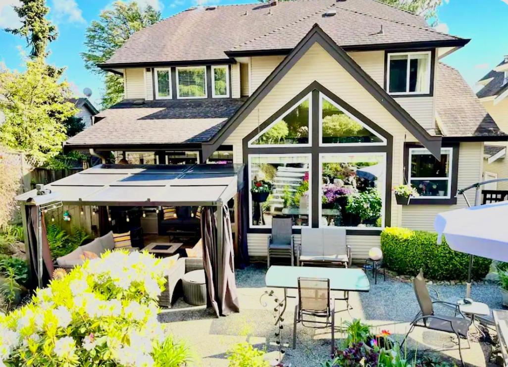 Spacious & Comfortable, Private Queen Room & Bath in West Cloverdale