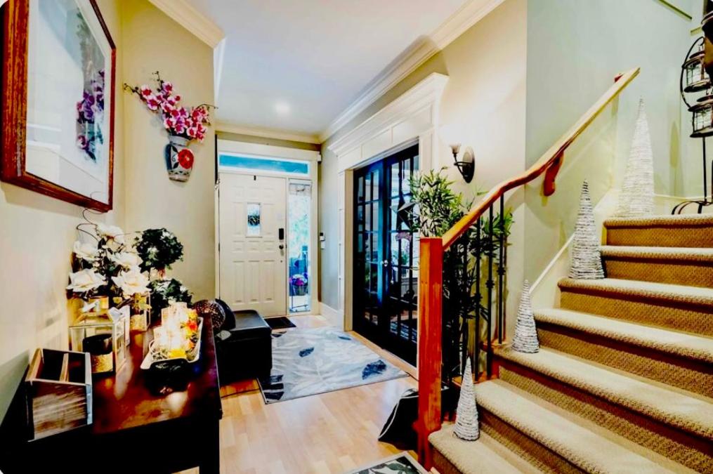 Spacious & Comfortable, Private Queen Room & Bath in West Cloverdale
