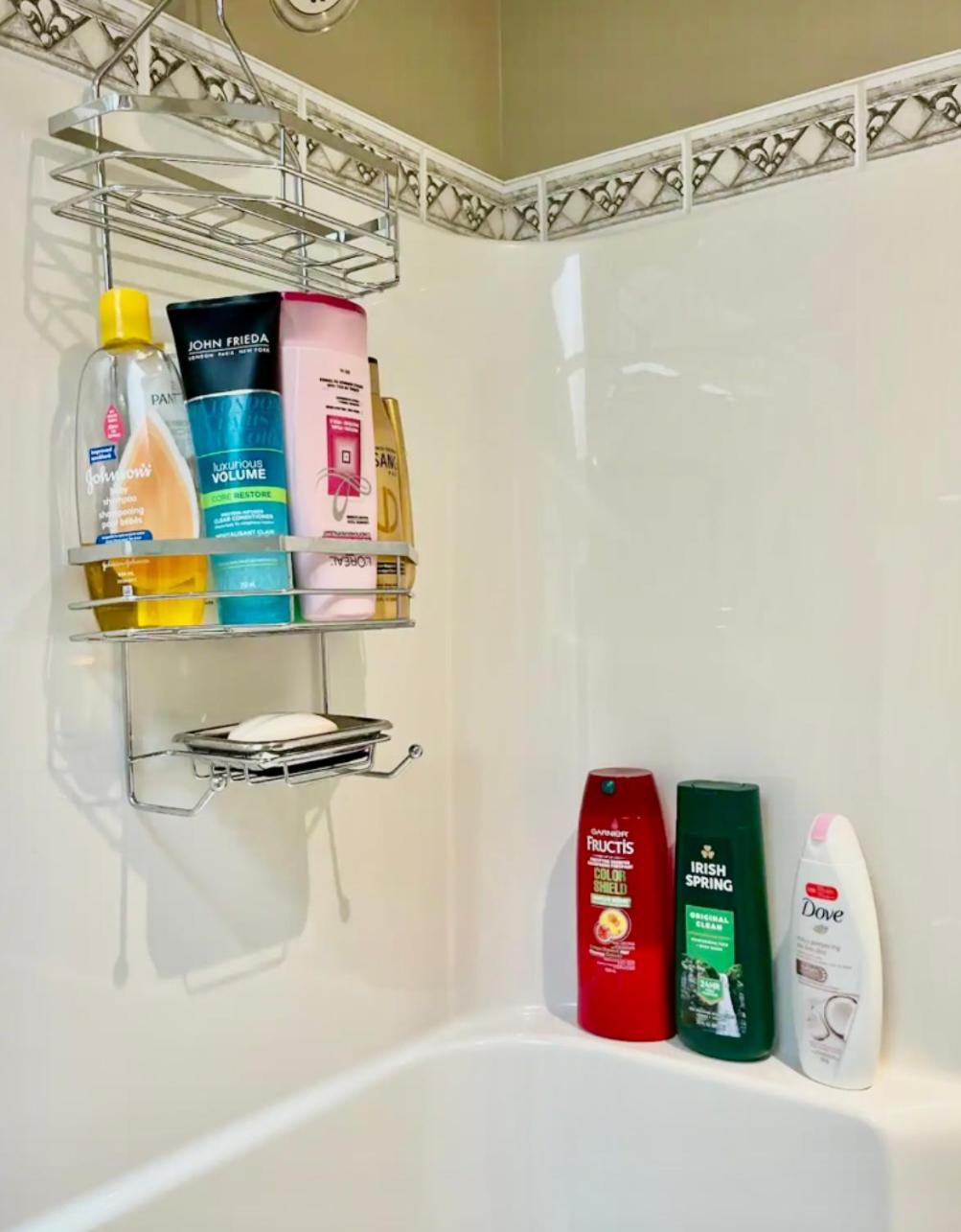 Spacious & Comfortable, Private Queen Room & Bath in West Cloverdale
