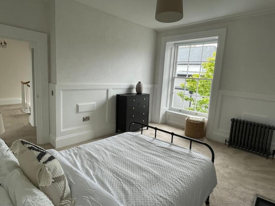 No.8 Laura Place