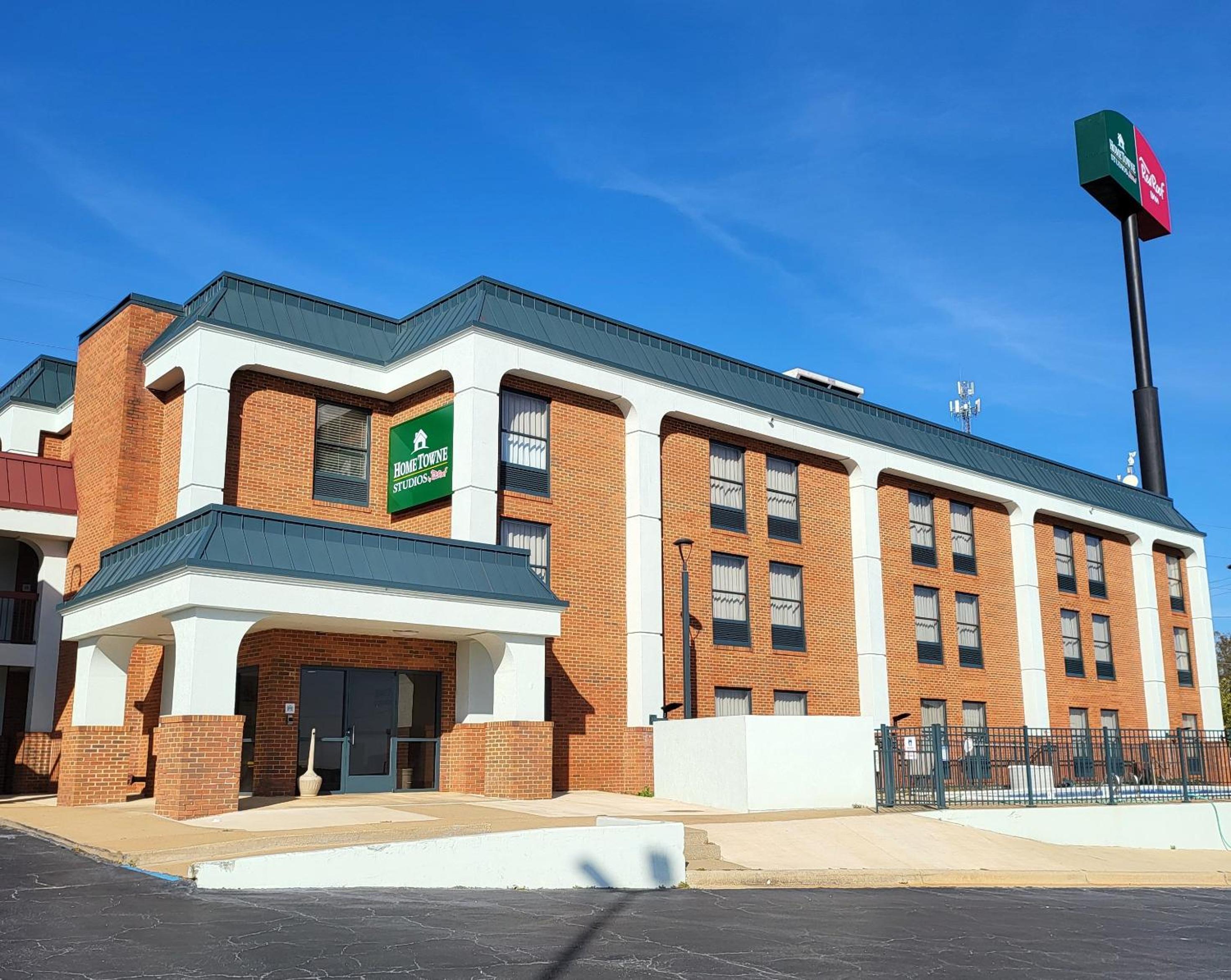 Hotel HomeTowne Studios by Red Roof Prattville - Image 1