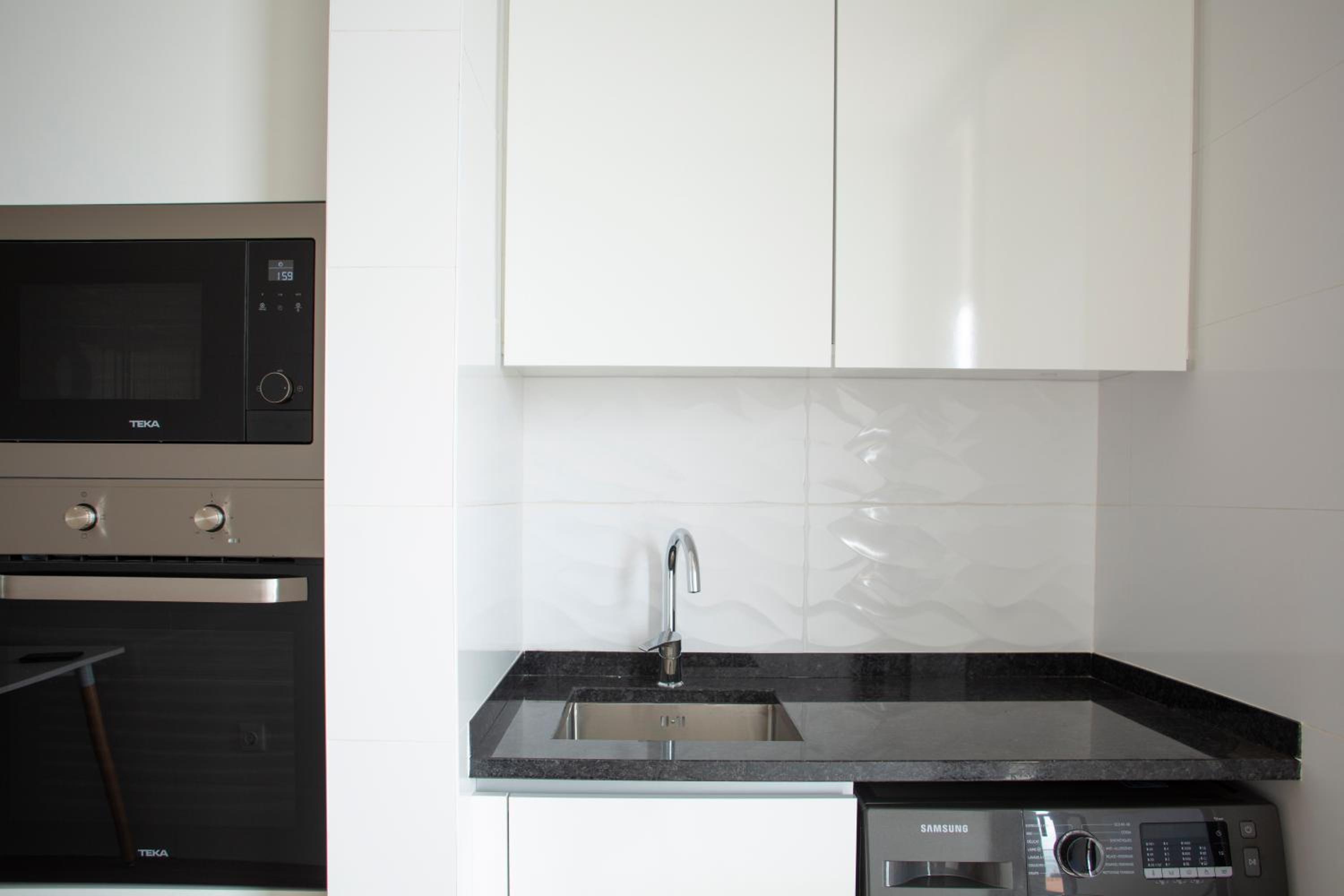 3 bdr aprt, rooftop pool & seaview - LCGR