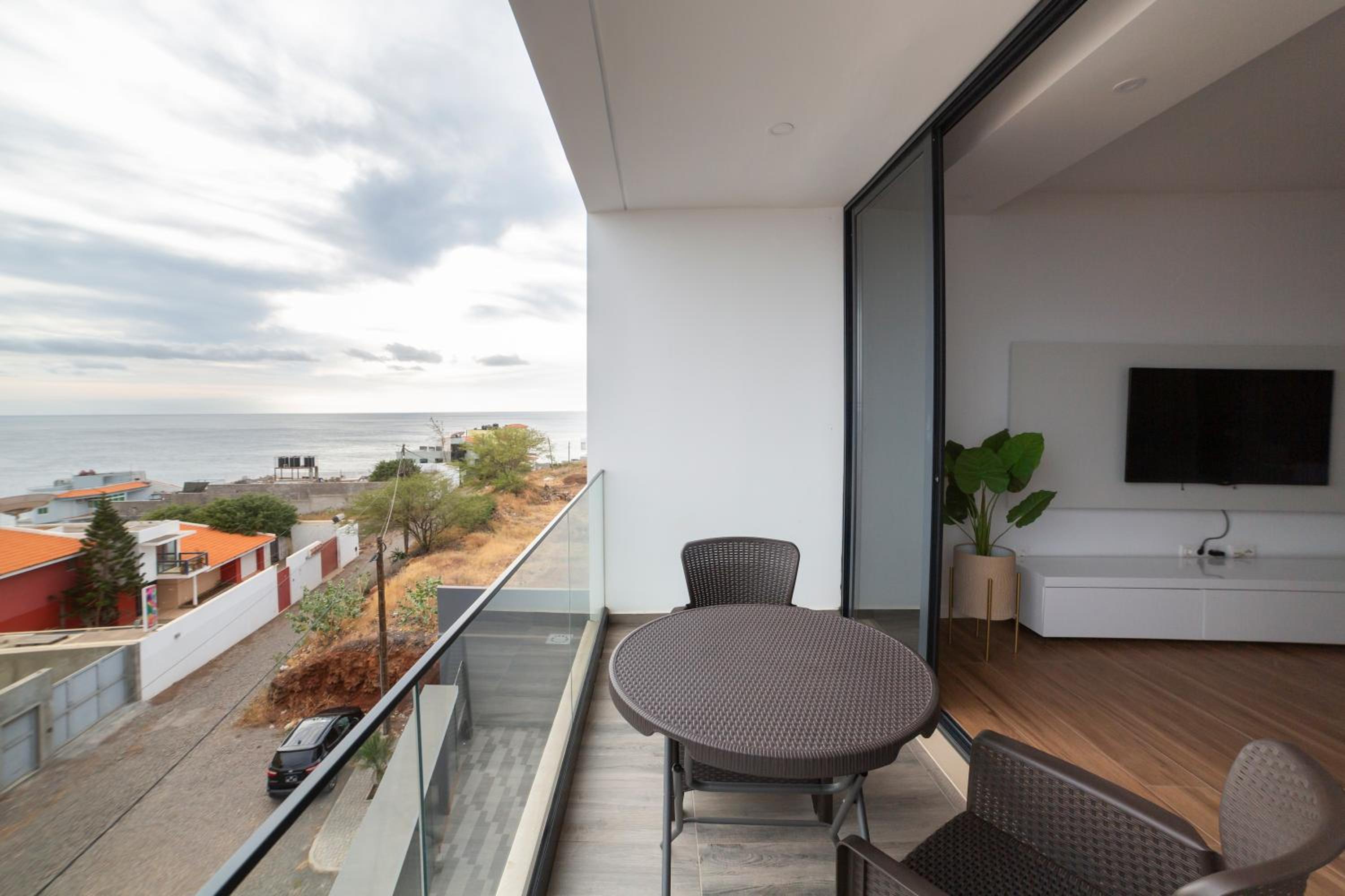 3 bdr aprt, rooftop pool & seaview - LCGR
