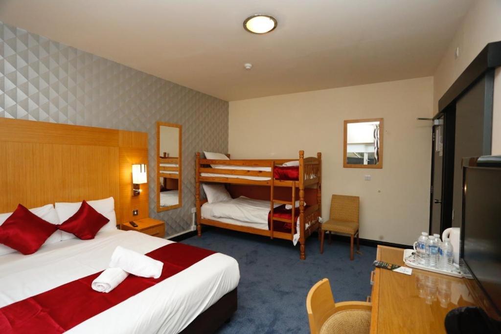 Horley Vacations - Acorn Lodge Hotel Gatwick  Parking - Property Image 4