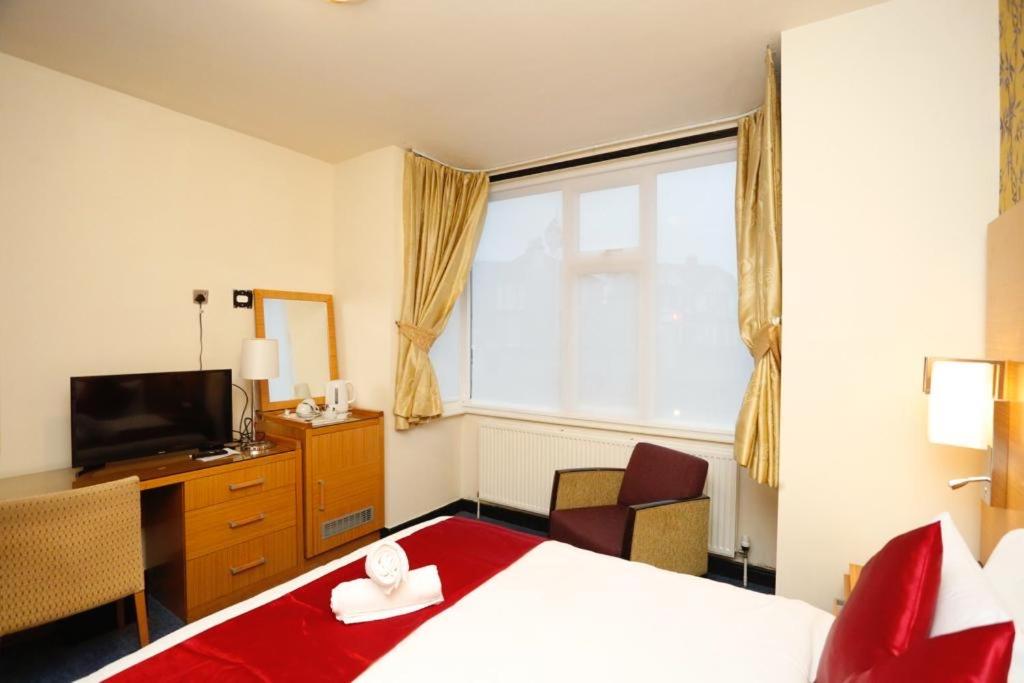 Horley Vacations - Acorn Lodge Hotel Gatwick  Parking - Property Image 1