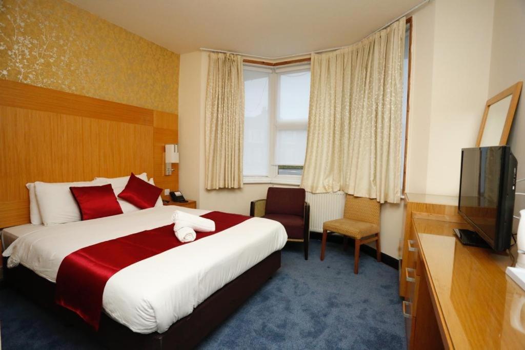 Horley Vacations - Acorn Lodge Hotel Gatwick  Parking - Property Image 7