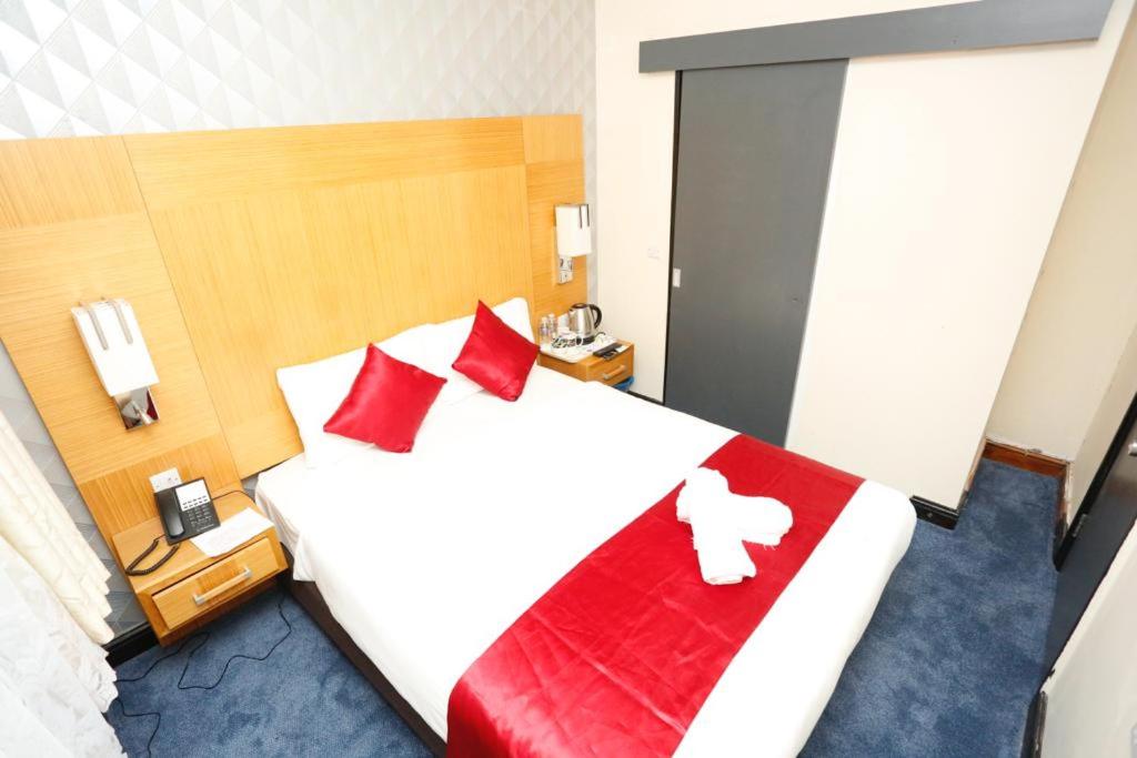 Horley Vacations - Acorn Lodge Hotel Gatwick  Parking - Property Image 2