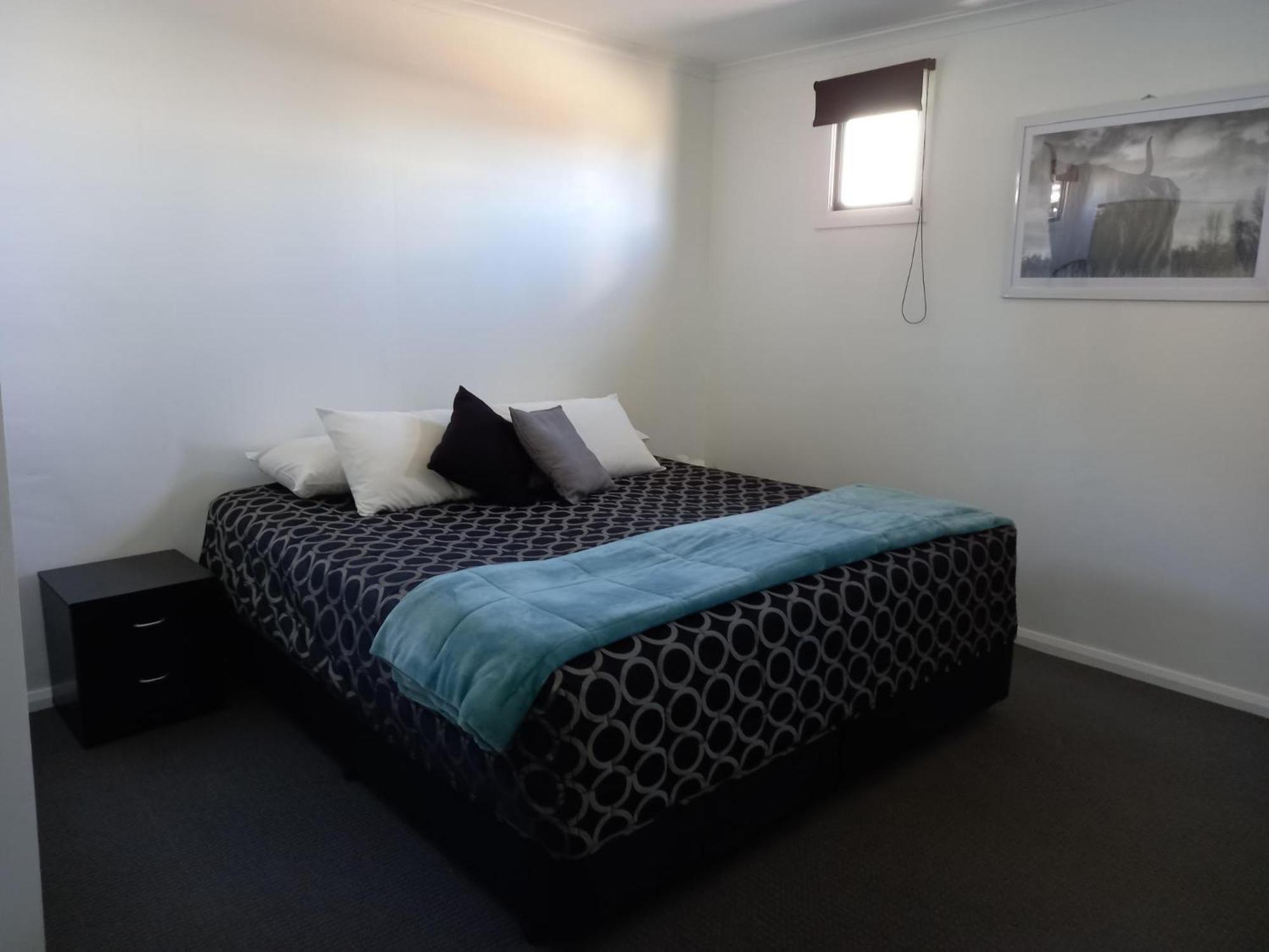 Twin Swans Motel