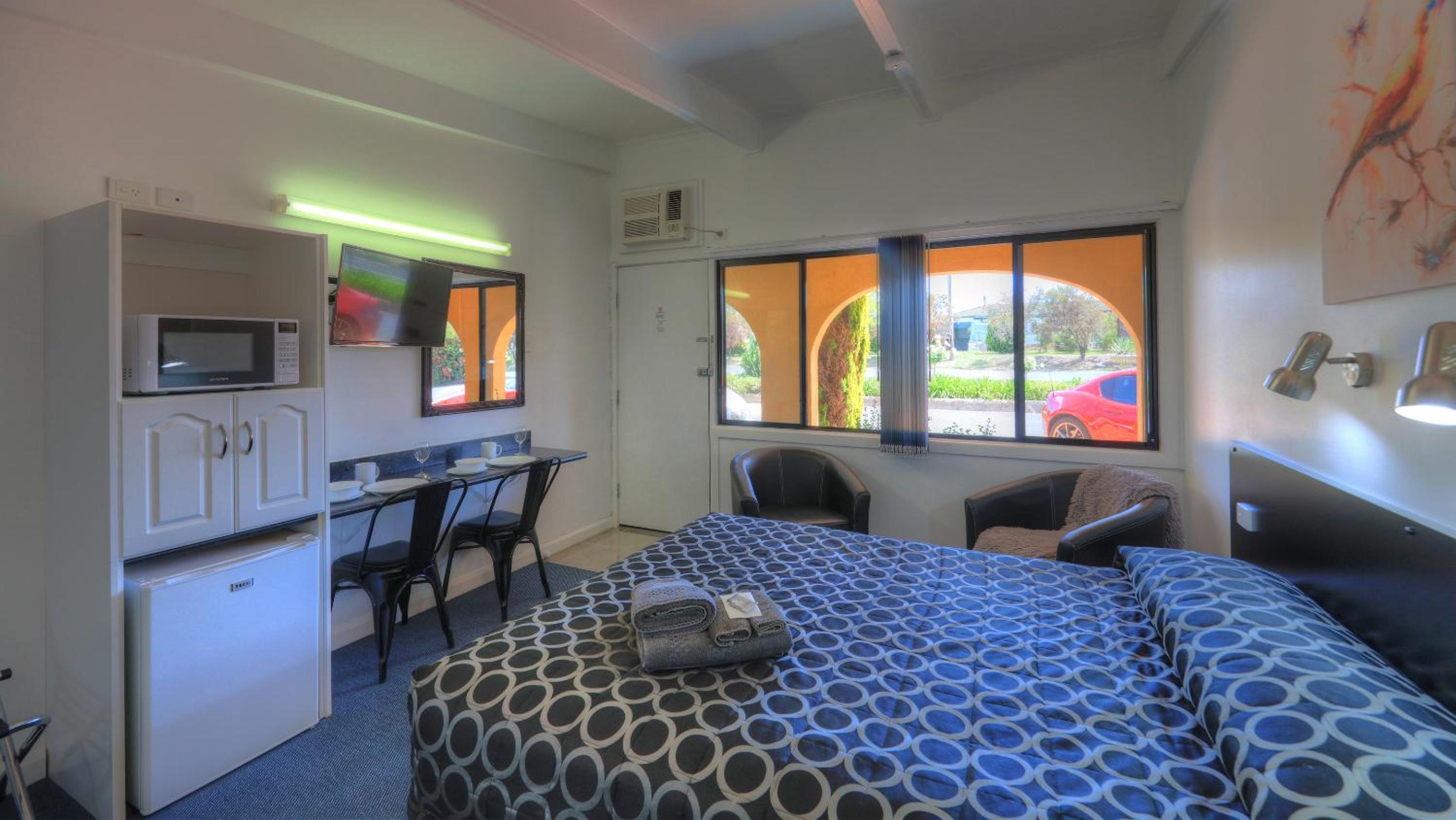 Twin Swans Motel