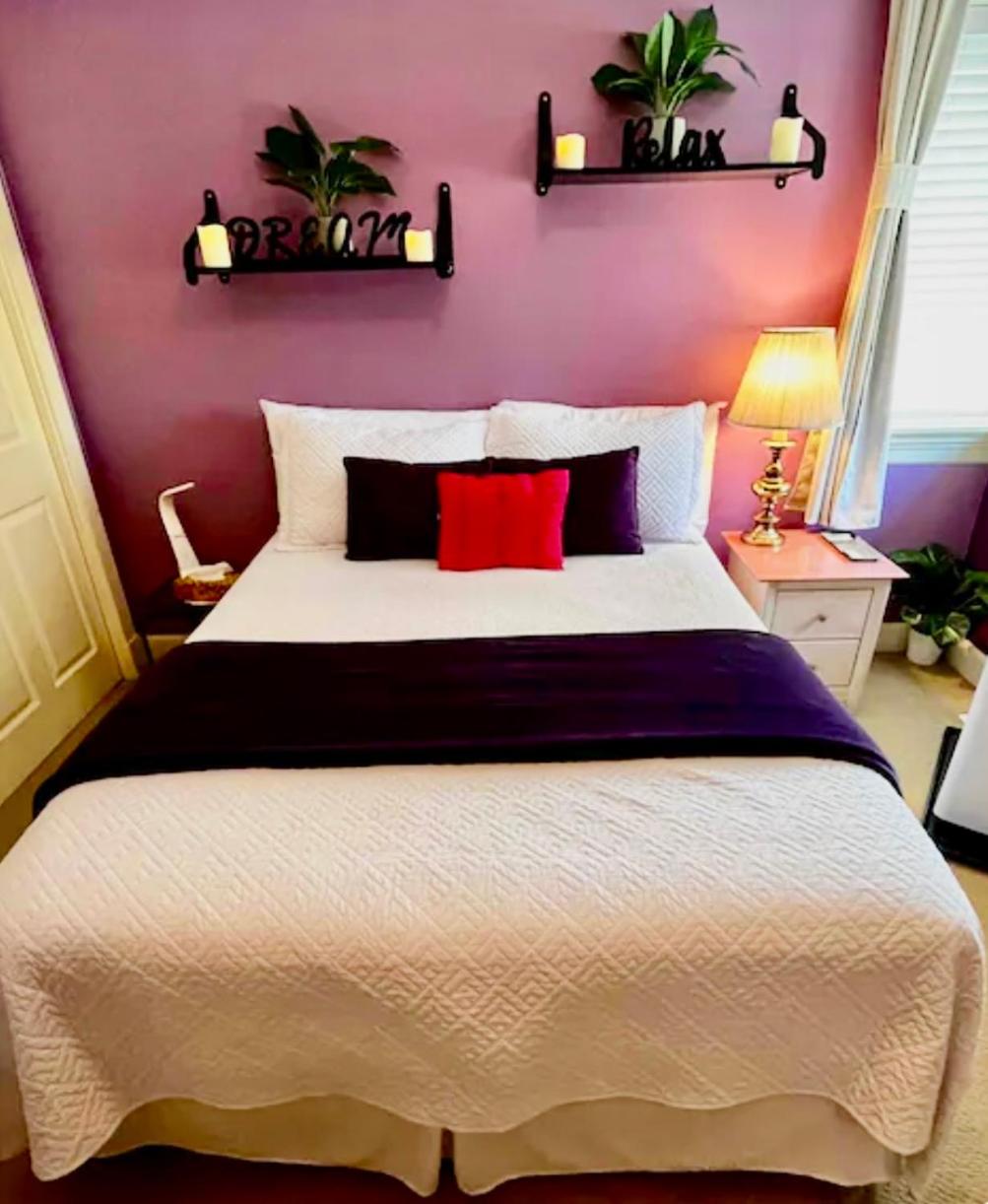 Spacious & Comfortable, Private Queen Room & Bath in West Cloverdale