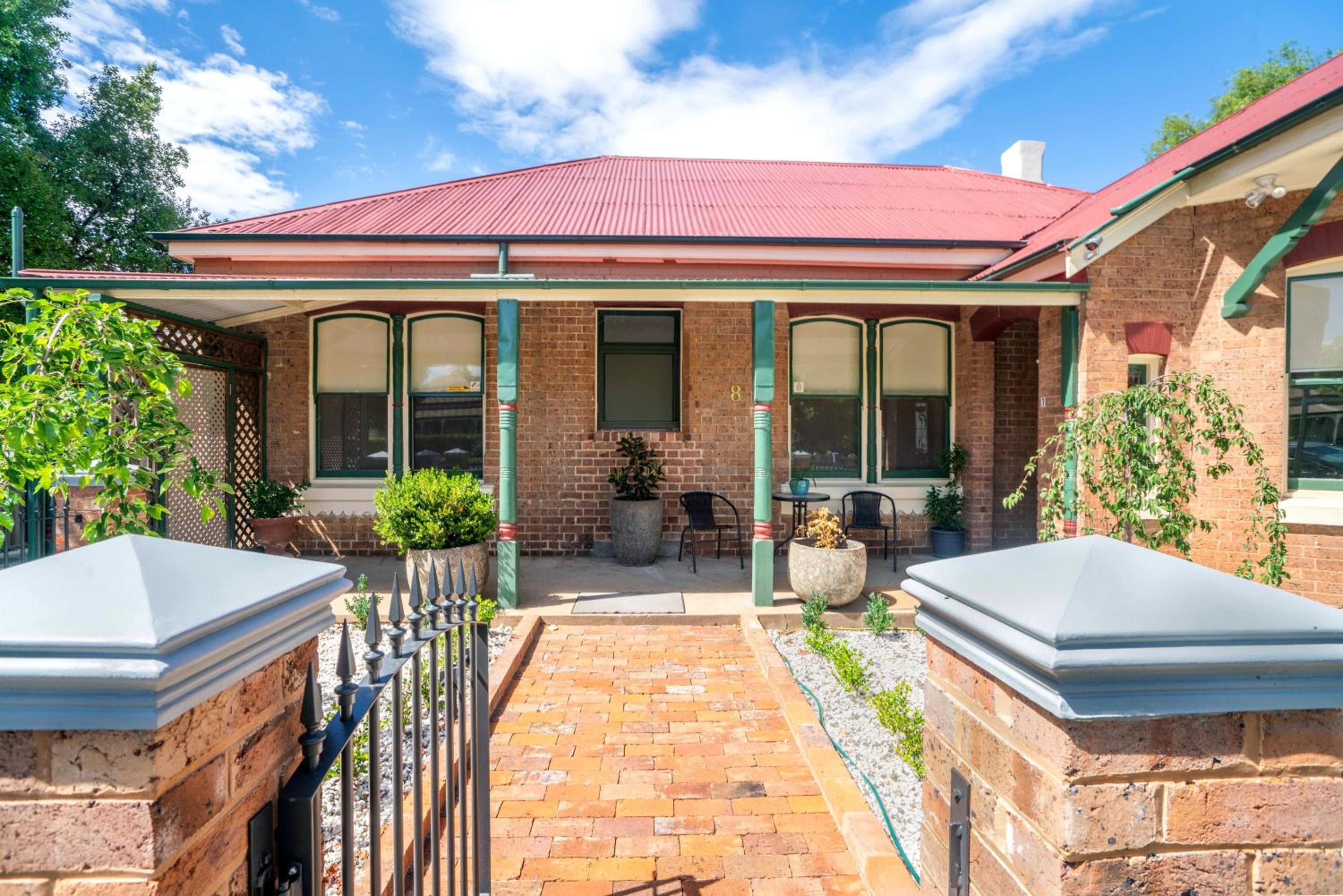 King & Queen Bed - Apartment on Summer Near Cook Park - CBD