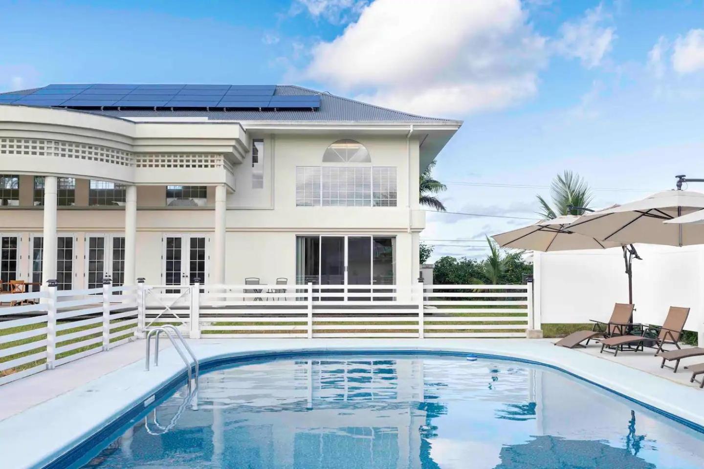 Hilo Villa w/pool- 16 guests max view 2