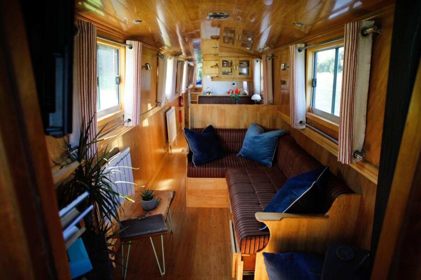 Cambridge Narrowboats - Beautiful New Moon Narrowboat