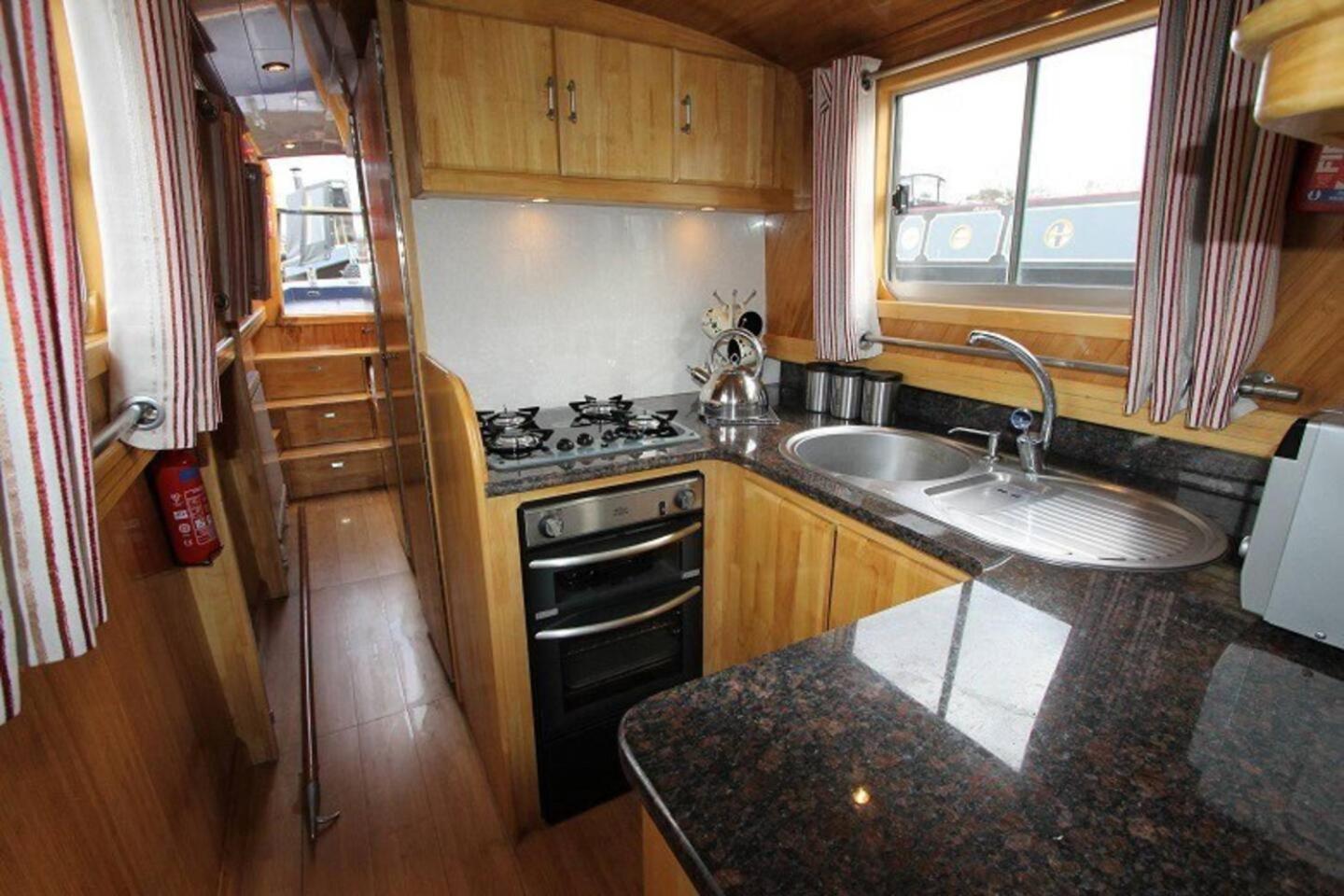 Cambridge Narrowboats - Beautiful New Moon Narrowboat
