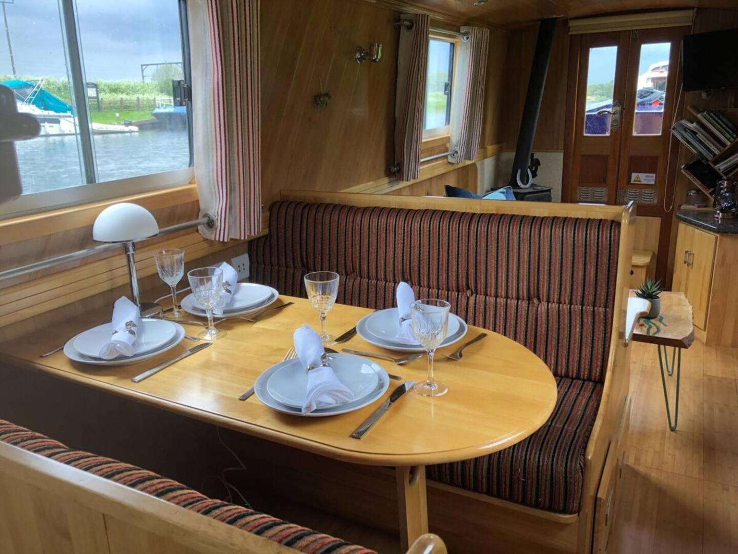 Cambridge Narrowboats - Beautiful New Moon Narrowboat