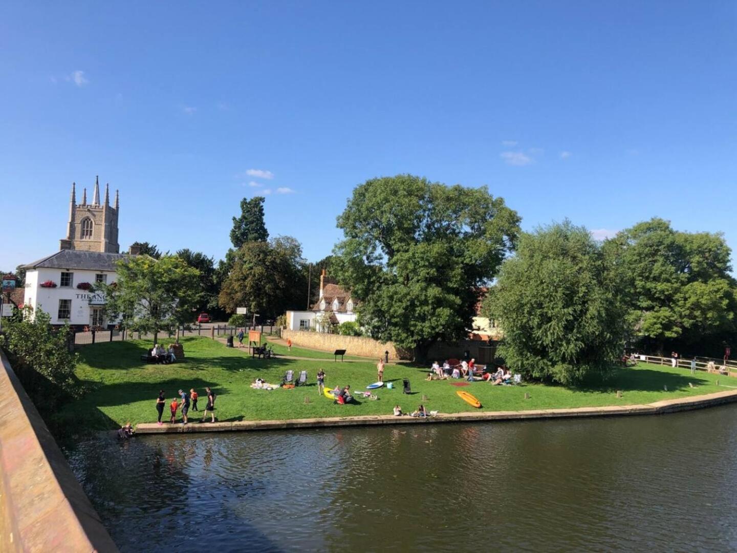 Cambridge Narrowboats - Beautiful New Moon Narrowboat