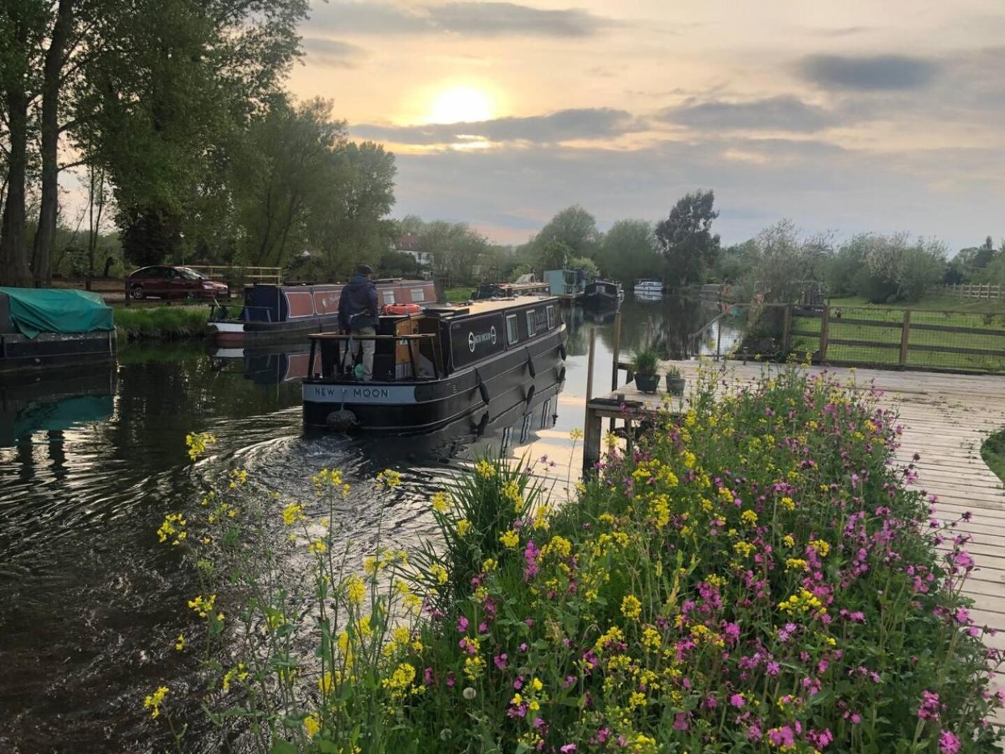 Cambridge Narrowboats - Beautiful New Moon Narrowboat