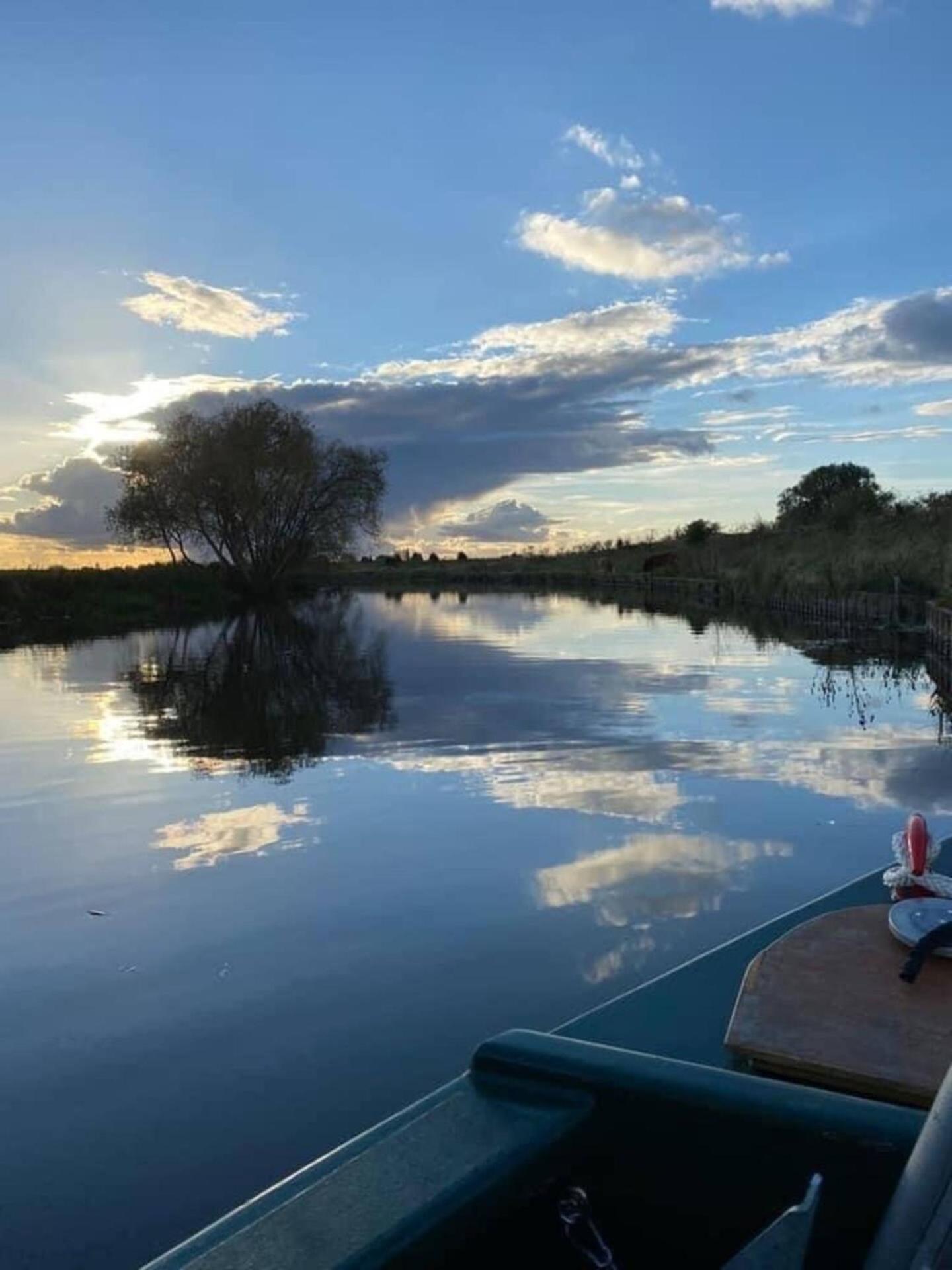 Cambridge Narrowboats - Beautiful New Moon Narrowboat