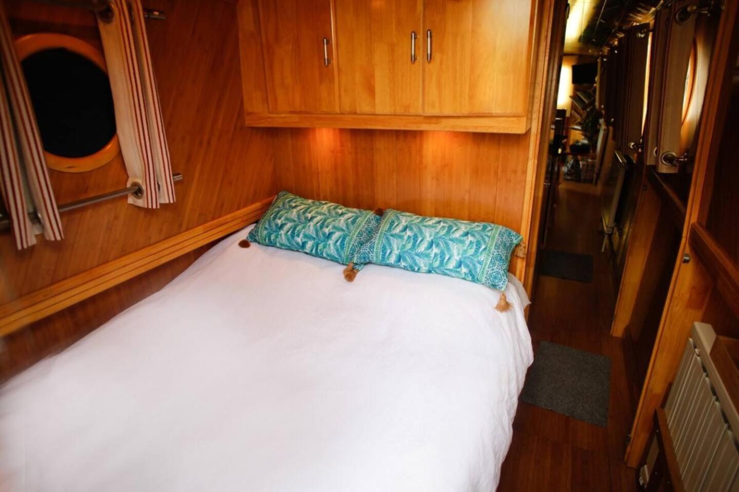 Cambridge Narrowboats - Beautiful New Moon Narrowboat
