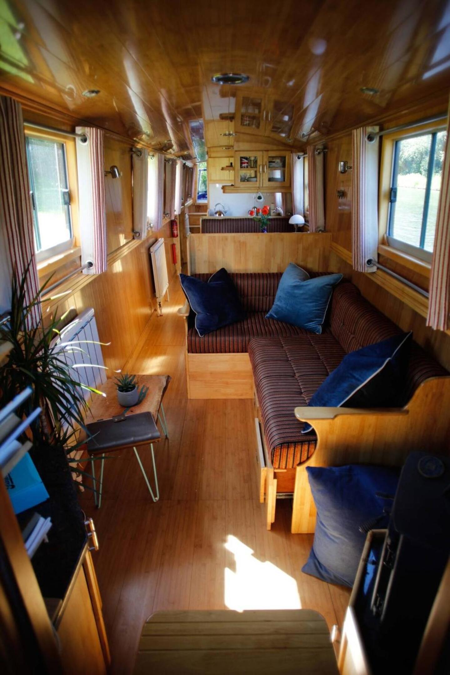 Cambridge Narrowboats - Beautiful New Moon Narrowboat