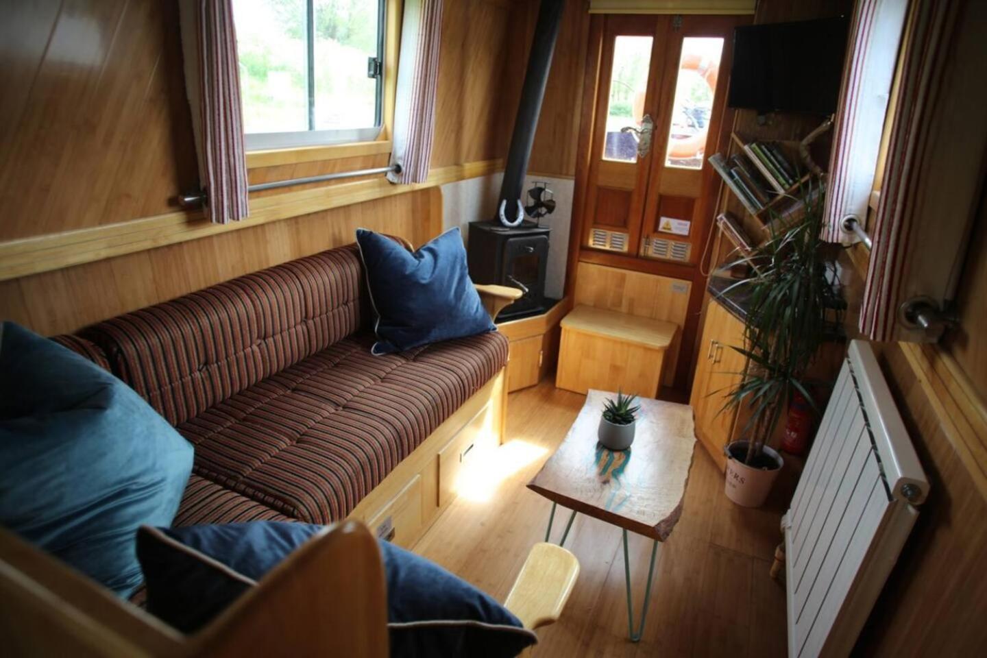 Cambridge Narrowboats - Beautiful New Moon Narrowboat