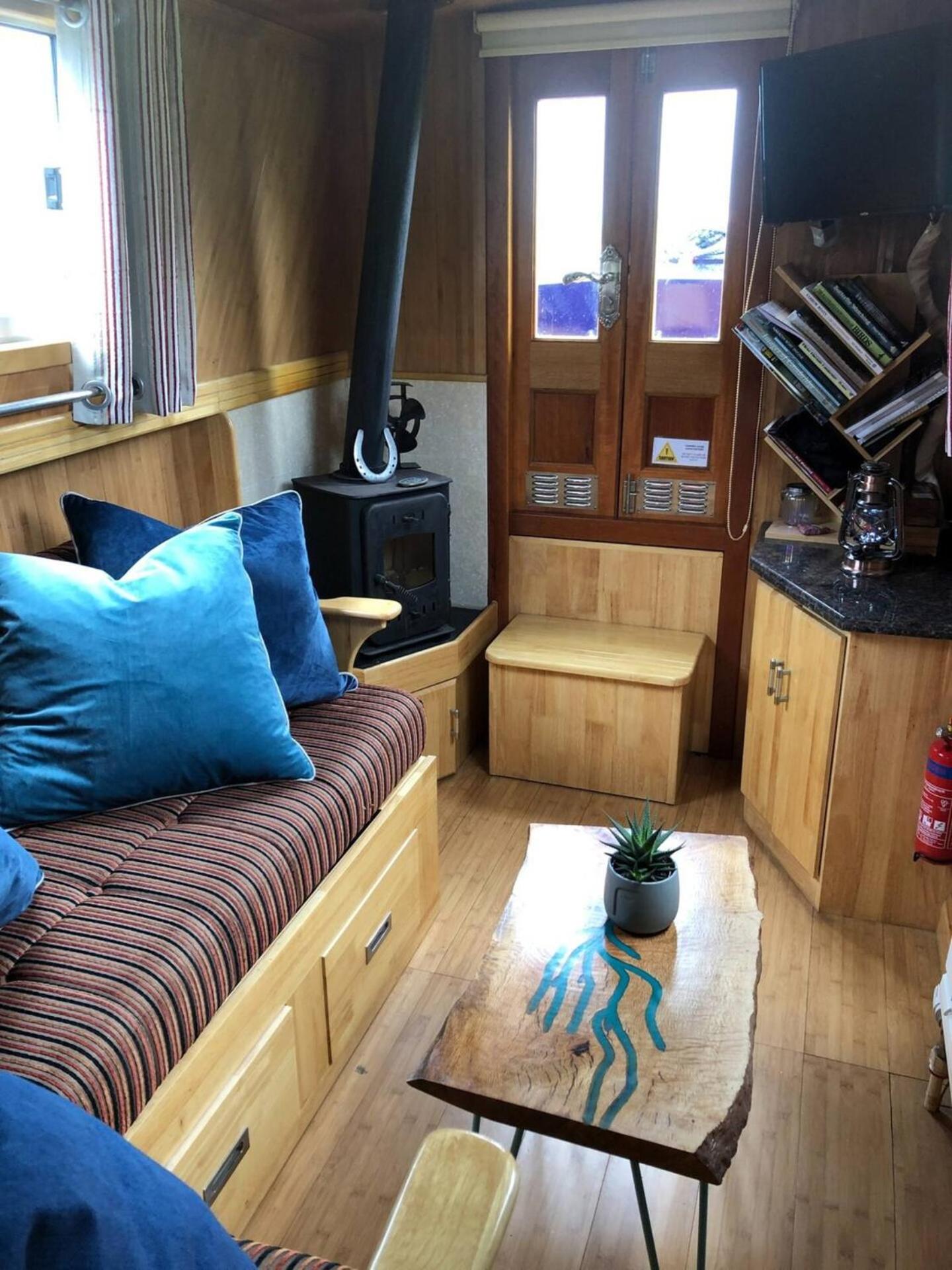 Cambridge Narrowboats - Beautiful New Moon Narrowboat