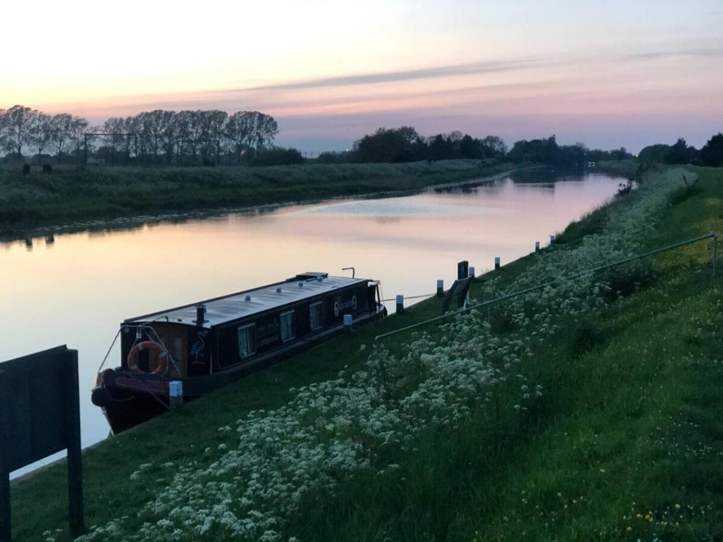 Cambridge Narrowboats - Beautiful New Moon Narrowboat