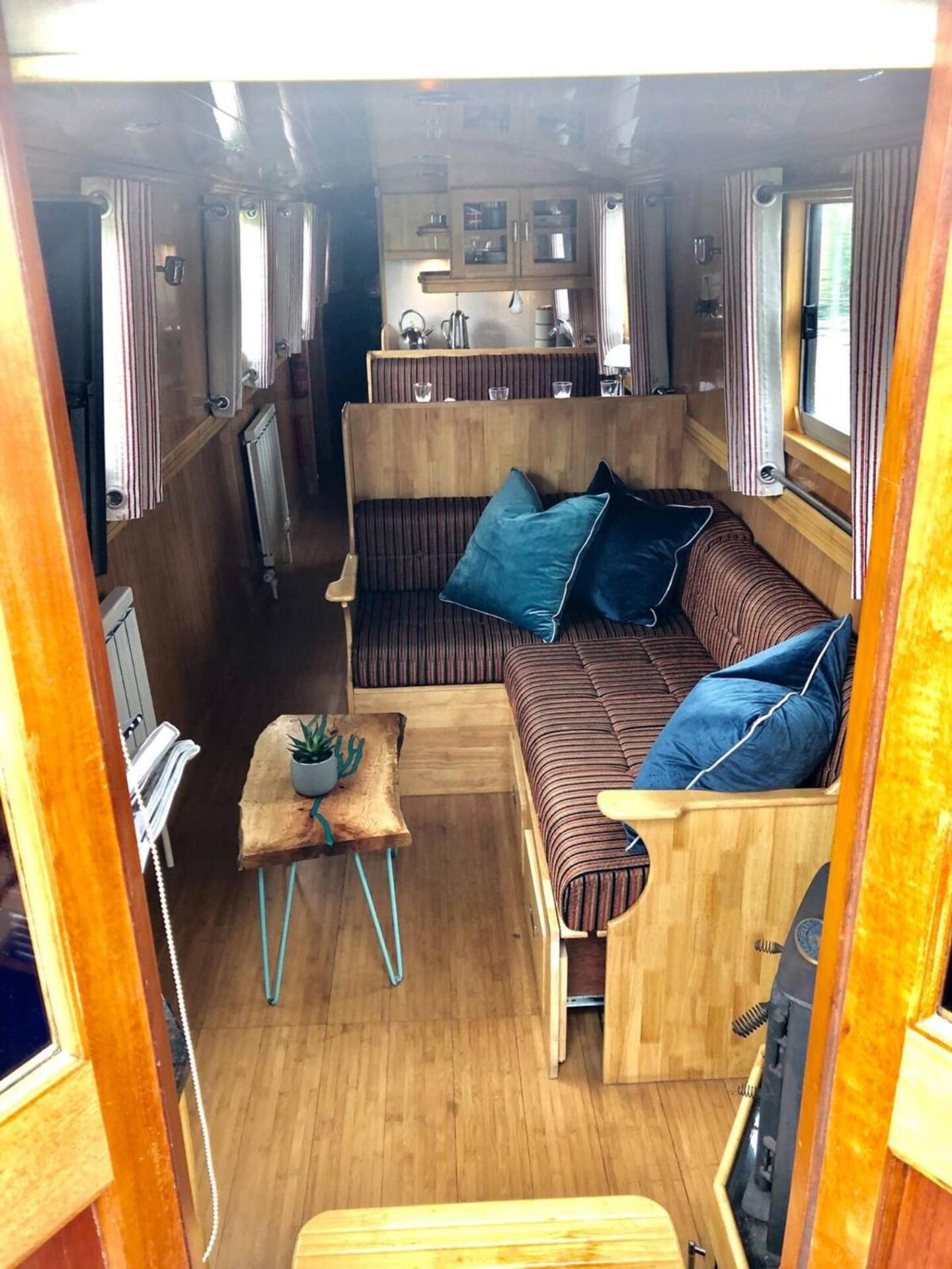 Cambridge Narrowboats - Beautiful New Moon Narrowboat