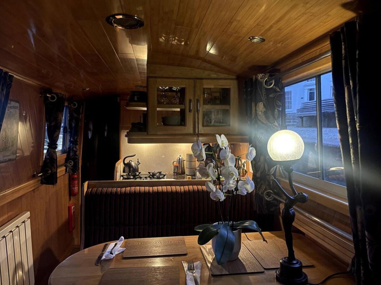 Cambridge Narrowboats - Beautiful New Moon Narrowboat