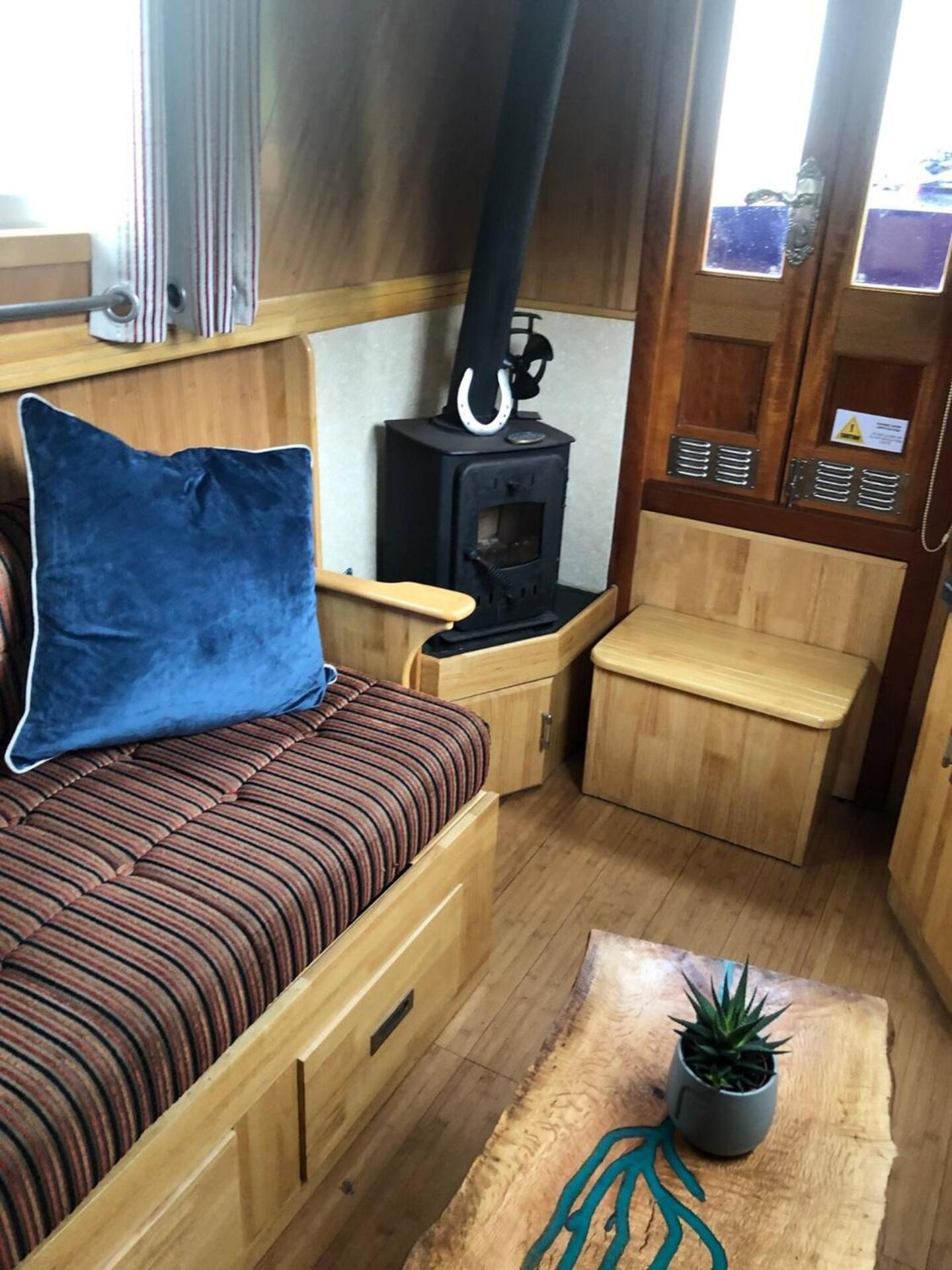Cambridge Narrowboats - Beautiful New Moon Narrowboat