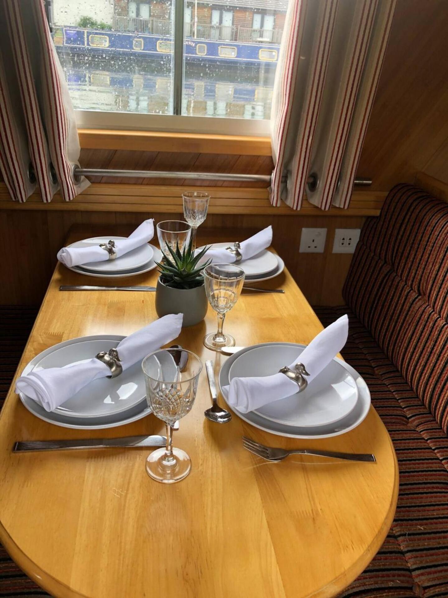 Cambridge Narrowboats - Beautiful New Moon Narrowboat