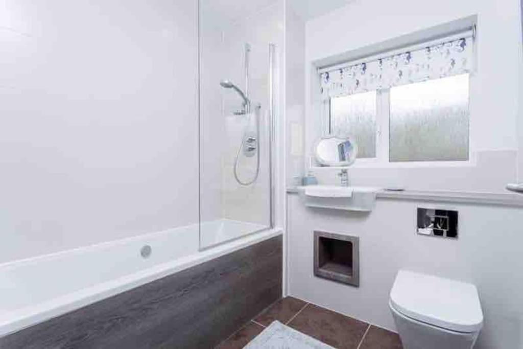 Cosy 3 bed house close to Gatwick Airport view 2